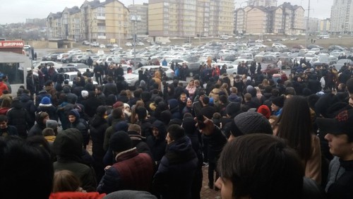 Толпа, собравшаяся на акцию блогера Alfredo Auditore в Волгограде 6 января 2020 года.
Фото: Алексей Серебряков, V1 Толпа, собравшаяся на акцию блогера Alfredo Auditore в Волгограде 6 января 2020 года.
Фото: Алексей Серебряков, V1