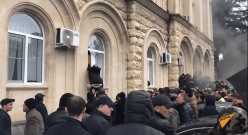 Скриншот видео штурма здания администрации президента Абхазии 9 января 2020 года. https://web.telegram.org/#/im?p=@SputnikAbkhazia Скриншот видео штурма здания администрации президента Абхазии 9 января 2020 года. https://web.telegram.org/#/im?p=@SputnikAbkhazia