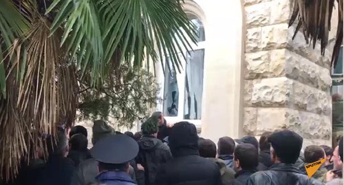 Скриншот видео штурма здания администрации президента Абхазии 9 января 2020 года. https://web.telegram.org/#/im?p=@SputnikAbkhazia Скриншот видео штурма здания администрации президента Абхазии 9 января 2020 года. https://web.telegram.org/#/im?p=@SputnikAbkhazia