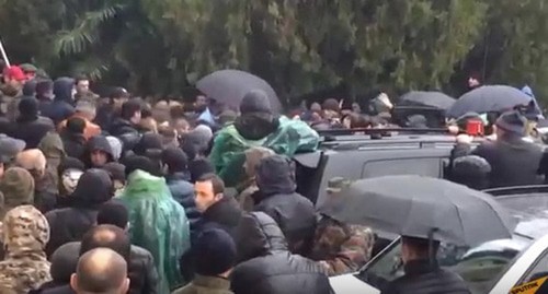 Скриншот видео штурма здания администрации президента Абхазии 9 января 2020 года. https://web.telegram.org/#/im?p=@SputnikAbkhazia Скриншот видео штурма здания администрации президента Абхазии 9 января 2020 года. https://web.telegram.org/#/im?p=@SputnikAbkhazia