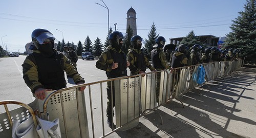 Сотрудники полиции во время акции протеста в Магасе. Фото: REUTERS/Maxim Shemetov Сотрудники полиции во время акции протеста в Магасе. Фото: REUTERS/Maxim Shemetov