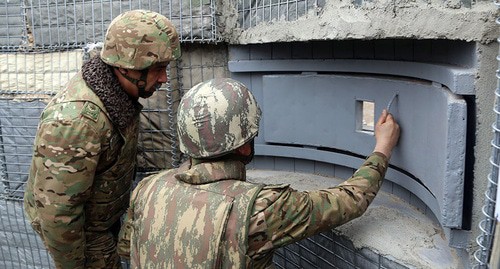 Азербайджанские солдаты. Фото пресс-службы Минобороны Азербайджана. https://mod.gov.az/az/news/mudafie-naziri-dunya-azerbaycanlilarinin-hemreyliyi-gununu-cebhede-xidmet-eden-herbi-qulluqcularla-qeyd-edib-video-29714.html Азербайджанские солдаты. Фото пресс-службы Минобороны Азербайджана. https://mod.gov.az/az/news/mudafie-naziri-dunya-azerbaycanlilarinin-hemreyliyi-gununu-cebhede-xidmet-eden-herbi-qulluqcularla-qeyd-edib-video-29714.html
