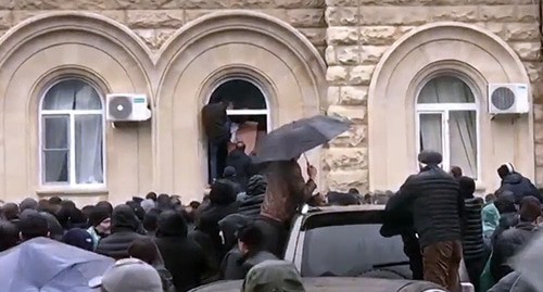 Представители оппозиции захватили здание парламента Абхазии. Стоп-кадр видео RT https://russian.rt.com/ussr/video/706111-abhaziya-oppoziciya-shturm-administracii?utm_source=yxnews&utm_medium=desktop&utm_referrer=https%3A%2F%2Fyandex.ru%2Fnews Представители оппозиции захватили здание парламента Абхазии. Стоп-кадр видео RT https://russian.rt.com/ussr/video/706111-abhaziya-oppoziciya-shturm-administracii?utm_source=yxnews&utm_medium=desktop&utm_referrer=https%3A%2F%2Fyandex.ru%2Fnews