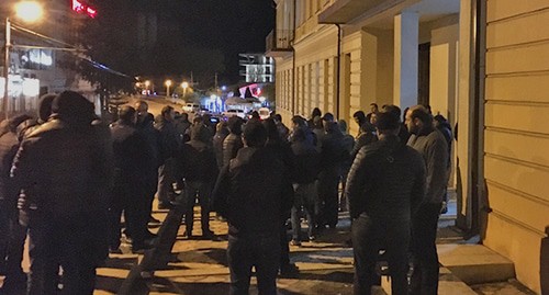 Возле Верховного суда Абхазии. Фото Анны Грицевич для "Кавказского узла" Возле Верховного суда Абхазии. Фото Анны Грицевич для "Кавказского узла"