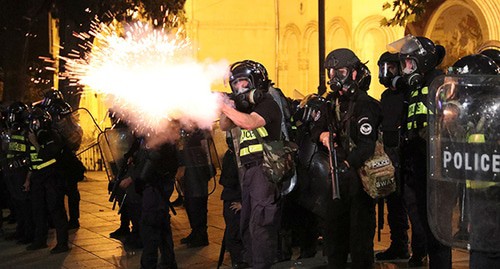 Сотрудники полиции во время беспорядков в Тбилиси. Июнь 2019 г. Фото: REUTERS/Irakli Gedenidze Сотрудники полиции во время беспорядков в Тбилиси. Июнь 2019 г. Фото: REUTERS/Irakli Gedenidze