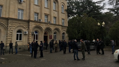 Занятое активистами здание администрации президента Абхазии. 11 января 2020 года. Фото Анны Грицевич для "Кавказского узла" Занятое активистами здание администрации президента Абхазии. 11 января 2020 года. Фото Анны Грицевич для "Кавказского узла"