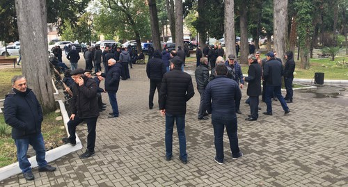 Сторонники Рауля Хаджимбы у республиканской филармонии в Сухуме, 11 января 2020 года. Фото Анны Грицевич для "Кавказского узла" Сторонники Рауля Хаджимбы у республиканской филармонии в Сухуме, 11 января 2020 года. Фото Анны Грицевич для "Кавказского узла"