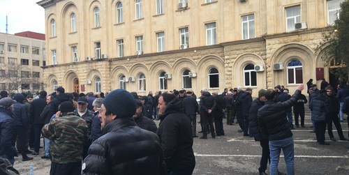 Протестующие у здания администрации президента Абхазии в Сухуме, 11 января 2020 года. Фото Анны Грицевич для «Кавказского узла»
Протестующие у здания администрации президента Абхазии в Сухуме, 11 января 2020 года. Фото Анны Грицевич для «Кавказского узла»