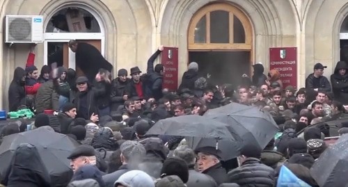 Протестующие штурмуют администрацию президента Абхазии. Стопкадр видео канала euronews https://www.youtube.com/watch?v=vExSywPy5vc&feature=emb_logo Протестующие штурмуют администрацию президента Абхазии. Стопкадр видео канала euronews https://www.youtube.com/watch?v=vExSywPy5vc&feature=emb_logo