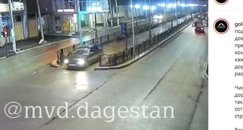 Водитель выезжает с пешеходной аллеи в Хасавюрте. Скриншот публикации на странице МВД по Дагестану в Instagram https://www.instagram.com/p/B7MO7kCIs59/ Водитель выезжает с пешеходной аллеи в Хасавюрте. Скриншот публикации на странице МВД по Дагестану в Instagram https://www.instagram.com/p/B7MO7kCIs59/