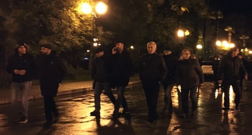 Оппозиционеры идут штурмовать госдачу президента Абхазии. Фото Анны Грицевич для "Кавказского узла". Оппозиционеры идут штурмовать госдачу президента Абхазии. Фото Анны Грицевич для "Кавказского узла".