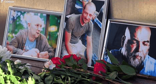 Траурные фото журналистов Орхана Джемаля, Александра Расторгуева и Кирилла Радченко. Кадр видео https://www.youtube.com/watch?v=5hwZkvS0U90 Траурные фото журналистов Орхана Джемаля, Александра Расторгуева и Кирилла Радченко. Кадр видео https://www.youtube.com/watch?v=5hwZkvS0U90