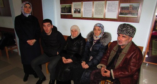 Родственники Резвана Оздоева в холле суда. Фото Вячеслава Ященко для "Кавказского узла" Родственники Резвана Оздоева в холле суда. Фото Вячеслава Ященко для "Кавказского узла"