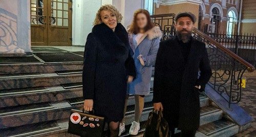 Анастасия Шевченко (слева) с дочерью и адвокатом у входа в Ростовский облсуд. Фото Константина Волгина для "Кавказского узла" Анастасия Шевченко (слева) с дочерью и адвокатом у входа в Ростовский облсуд. Фото Константина Волгина для "Кавказского узла"