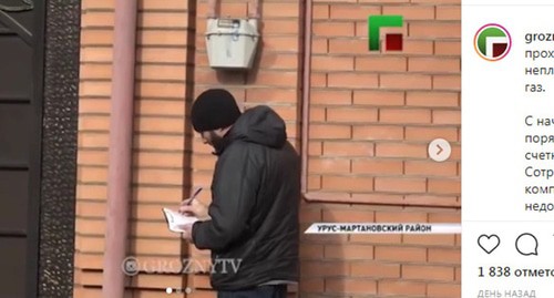 Работник газовых служб в Чечне во время рейда. Стоп-кадр видео канала YouTube https://www.instagram.com/p/B7Xtae5CaQ8/ Работник газовых служб в Чечне во время рейда. Стоп-кадр видео канала YouTube https://www.instagram.com/p/B7Xtae5CaQ8/