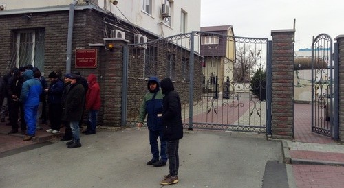 Посетители у Южного окружного военного суда. Фото Константина Волгина для "Кавказского узла" Посетители у Южного окружного военного суда. Фото Константина Волгина для "Кавказского узла"