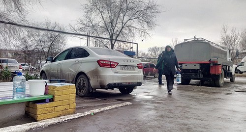 Жители Кизляра набирают питьевую воду из водовоза. 17 января 2020 года. Фото Расула Магомедова для "Кавказского узла" Жители Кизляра набирают питьевую воду из водовоза. 17 января 2020 года. Фото Расула Магомедова для "Кавказского узла"