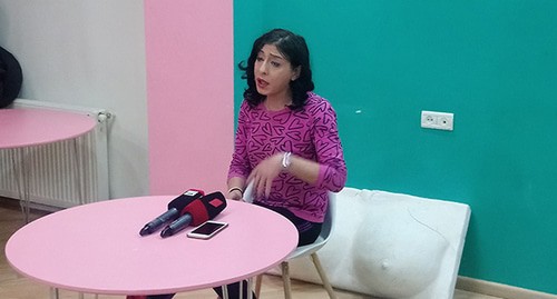 Габриела, активистка движения трансгендеров на пресс-конференции в НПО "Движение за равноправие". Фото Беслана Кмузова для "Кавказского узла" Габриела, активистка движения трансгендеров на пресс-конференции в НПО "Движение за равноправие". Фото Беслана Кмузова для "Кавказского узла"