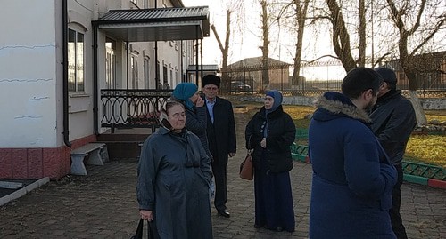 Люди у здания Министерства по нацполитике Ингушетии. Фото: Магомед Алиев для "Кавказского узла" Люди у здания Министерства по нацполитике Ингушетии. Фото: Магомед Алиев для "Кавказского узла"