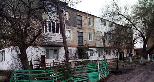 Дом №85 "Б" по улице Победы в Кизляре, где произошла вспышка острой кишечной инфекции. 17 января 2020 года. Фото Расула Магомедова для "Кавказского узла" Дом №85 "Б" по улице Победы в Кизляре, где произошла вспышка острой кишечной инфекции. 17 января 2020 года. Фото Расула Магомедова для "Кавказского узла"