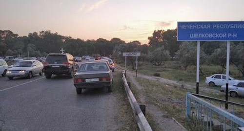 Чеченский дорожный указатель на окраине Кизляра. Фото Ильяса Капиева для "Кавказского узла" Чеченский дорожный указатель на окраине Кизляра. Фото Ильяса Капиева для "Кавказского узла"