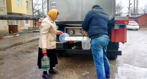 Жители Кизляра набирают привозную воду. 17 января 2020 г. Фото Расула Магомедова для «Кавказского узла» Жители Кизляра набирают привозную воду. 17 января 2020 г. Фото Расула Магомедова для «Кавказского узла»