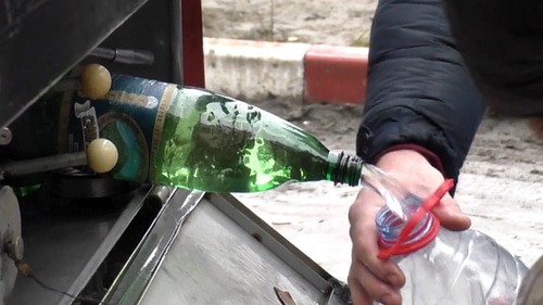 Привозная вода на улице Кизляра. Кадр видео "Кавказского узла" https://www.youtube.com/watch?v=rDrawkgejhQ&feature=emb_logo Привозная вода на улице Кизляра. Кадр видео "Кавказского узла" https://www.youtube.com/watch?v=rDrawkgejhQ&feature=emb_logo