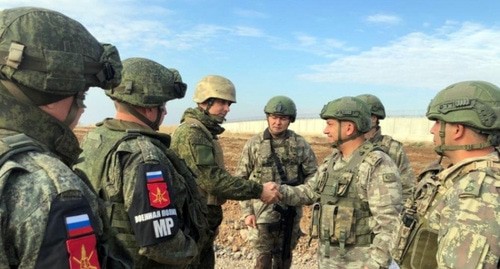 Российские военные полицейские в Сирии. Фото
twitter.com / Пресс-служба Минобороны Турции Российские военные полицейские в Сирии. Фото
twitter.com / Пресс-служба Минобороны Турции