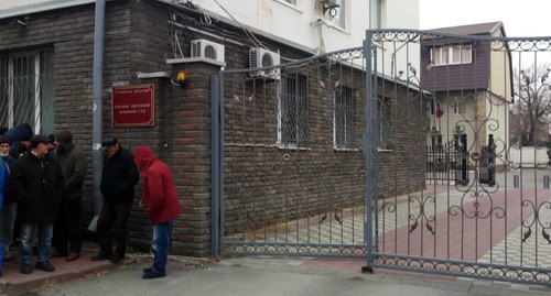 Посетители у ворот Южного окружного военного суда. Фото Константина Волгина для "Кавказского узла"
Посетители у ворот Южного окружного военного суда. Фото Константина Волгина для "Кавказского узла"