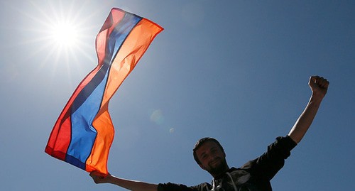 Мужчина держит флаг Армении. Фото: REUTERS/Gleb Garanich Мужчина держит флаг Армении. Фото: REUTERS/Gleb Garanich