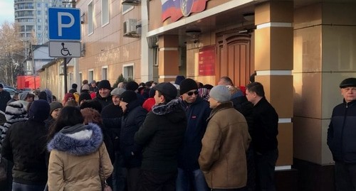Соверующие из разных регионов Северного Кавказа приехали к зданию суда поддержать четверых обвиняемых в экстремизме дагестанских Свидетелей Иеговы*. Махачкала, 24 января 2020 года. Фото предоставлено "Кавказскому узлу" автором снимка Суат Абдуллаевой. Соверующие из разных регионов Северного Кавказа приехали к зданию суда поддержать четверых обвиняемых в экстремизме дагестанских Свидетелей Иеговы*. Махачкала, 24 января 2020 года. Фото предоставлено "Кавказскому узлу" автором снимка Суат Абдуллаевой.