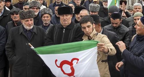 Руслан Дзейтов (в центре). Скриншот видео канала "Политика сегодня" https://www.youtube.com/watch?v=8BLJ3ZC6N4s Руслан Дзейтов (в центре). Скриншот видео канала "Политика сегодня" https://www.youtube.com/watch?v=8BLJ3ZC6N4s