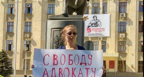 Яна Антонова на одиночном пикете. Скриншот с ее личной страницы. https://www.facebook.com/photo.php?fbid=1899177113508199&set=pb.100002477858110.-2207520000..&type=3&theater Яна Антонова на одиночном пикете. Скриншот с ее личной страницы. https://www.facebook.com/photo.php?fbid=1899177113508199&set=pb.100002477858110.-2207520000..&type=3&theater