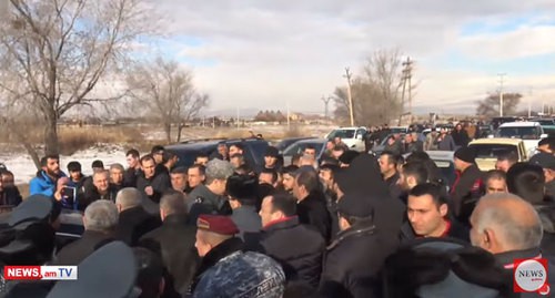 Акция протеста родственников Ваграма Авагяна. Кадр видео YouTube-канала NEWS.am https://www.youtube.com/watch?v=y7YTwR_MEXw&feature=emb_logo Акция протеста родственников Ваграма Авагяна. Кадр видео YouTube-канала NEWS.am https://www.youtube.com/watch?v=y7YTwR_MEXw&feature=emb_logo
