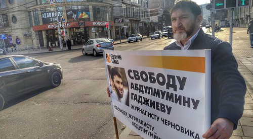 Житель Махачкалы Муртазали впервые принял участие в серии пикетов. Фото Ильяса Капиева для "Кавказского узла". Житель Махачкалы Муртазали впервые принял участие в серии пикетов. Фото Ильяса Капиева для "Кавказского узла".