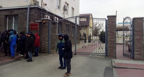 Посетители у Южного окружного военного суда. Фото Константина Волгина для "Кавказского узла" Посетители у Южного окружного военного суда. Фото Константина Волгина для "Кавказского узла"