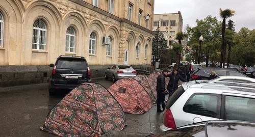 Участники акции у парламента Абхазии. Фото предоставили активисты Участники акции у парламента Абхазии. Фото предоставили активисты