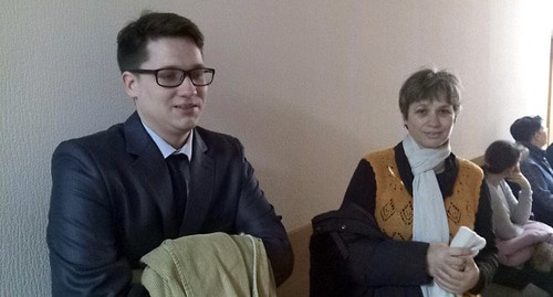Семён Байбак со своей матерью Натальей Корытько в зале суда. Фото Валерия Люгаева для "Кавказского узла" Семён Байбак со своей матерью Натальей Корытько в зале суда. Фото Валерия Люгаева для "Кавказского узла"