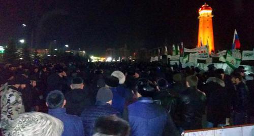 Участники митинга в Магасе в ночь на 27 марта 2019 года. Фото Умара Йовлоя для "Кавказского узла" Участники митинга в Магасе в ночь на 27 марта 2019 года. Фото Умара Йовлоя для "Кавказского узла"