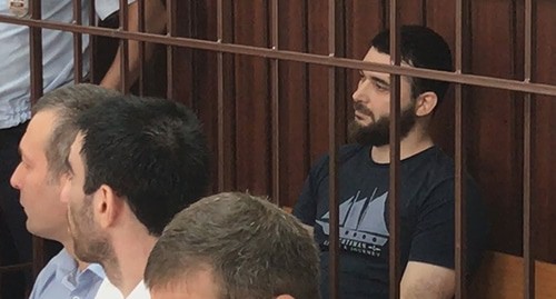 Кемал Тамбиев (справа) в зале суда. Стоп-кадр видео канала YouTube "Кавказский узел" https://www.youtube.com/watch?v=ZnfT9sdFsYA Кемал Тамбиев (справа) в зале суда. Стоп-кадр видео канала YouTube "Кавказский узел" https://www.youtube.com/watch?v=ZnfT9sdFsYA