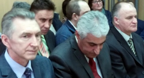 Подсудимые Валерий Рогозин, Игорь Егозарян, Вячеслав Осипов (справа налево в первом ряду), Сергей Мельник и Денис Пересунько (справа налево во втором ряду) в зале суда. Волгоград, 6 февраля 2020 года. Фото Татьяны Филимоновой для "Кавказского узла". Подсудимые Валерий Рогозин, Игорь Егозарян, Вячеслав Осипов (справа налево в первом ряду), Сергей Мельник и Денис Пересунько (справа налево во втором ряду) в зале суда. Волгоград, 6 февраля 2020 года. Фото Татьяны Филимоновой для "Кавказского узла".