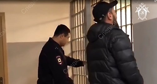 Задержанный участник нападения на Псковскую дивизию ВДВ в 2000 году. Кадр видео пресс-службы СК России https://ok.ru/video/1729931973050 Задержанный участник нападения на Псковскую дивизию ВДВ в 2000 году. Кадр видео пресс-службы СК России https://ok.ru/video/1729931973050