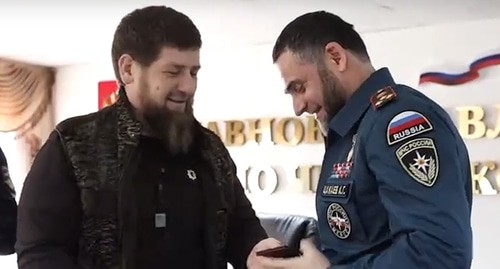 Рамзан Кадыров и Алихан Цакаев. Кадр видео "Провёл совещание по вопросам образования." https://vk.com/ramzan Рамзан Кадыров и Алихан Цакаев. Кадр видео "Провёл совещание по вопросам образования." https://vk.com/ramzan