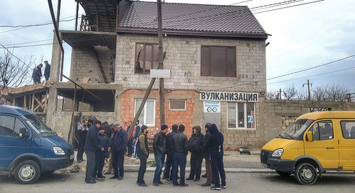 Водители маршрута №4 на сходе. Фото Ильяса Капиева для "Кавказского узла". Водители маршрута №4 на сходе. Фото Ильяса Капиева для "Кавказского узла".