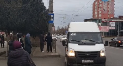 Маршрутка в Махачкале. Скриншот видео "Кавказского узла". Маршрутка в Махачкале. Скриншот видео "Кавказского узла".
