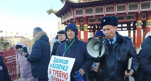 Митинг в Элисте с требованием наказать спикера парламента Хакасии Владимира Штыгашева. Фото: Бадма Бюрчиев для "Кавказского узла" Митинг в Элисте с требованием наказать спикера парламента Хакасии Владимира Штыгашева. Фото: Бадма Бюрчиев для "Кавказского узла"