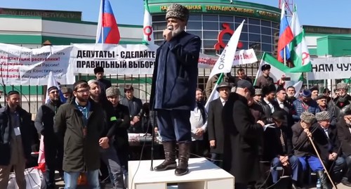 Ахмед Барахоев на митинге в Магасе 26 марта 2019 года. Стоп-кадр из видео https://www.youtube.com/watch?v=Kg-S9BjfK1s. Ахмед Барахоев на митинге в Магасе 26 марта 2019 года. Стоп-кадр из видео https://www.youtube.com/watch?v=Kg-S9BjfK1s.