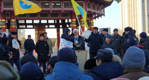 Участники акции протеста в Элисте. Фото Бадмы Бюрчиева для "Кавказского узла". Участники акции протеста в Элисте. Фото Бадмы Бюрчиева для "Кавказского узла".