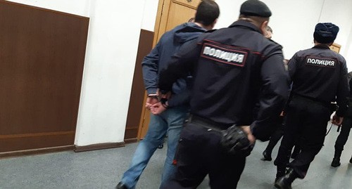 Обвиняемый в коридоре суда. Фото "Кавказского узла" Обвиняемый в коридоре суда. Фото "Кавказского узла"