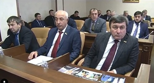 Внеочередное заседание Грозненской городской Думы. Скриншот видео https://www.instagram.com/p/B8bsqEZoivQ/ Внеочередное заседание Грозненской городской Думы. Скриншот видео https://www.instagram.com/p/B8bsqEZoivQ/